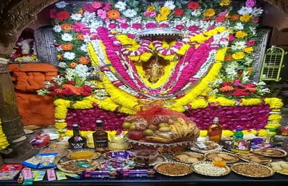 Annakoot offered to Kashi ke kotwal Baba Kalbhairav devotees thronged to visit in temple