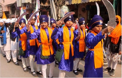 Panj Pyare walking on flowers in Nagar Kirtan in varanasi Gatka party showed amazing stunts
