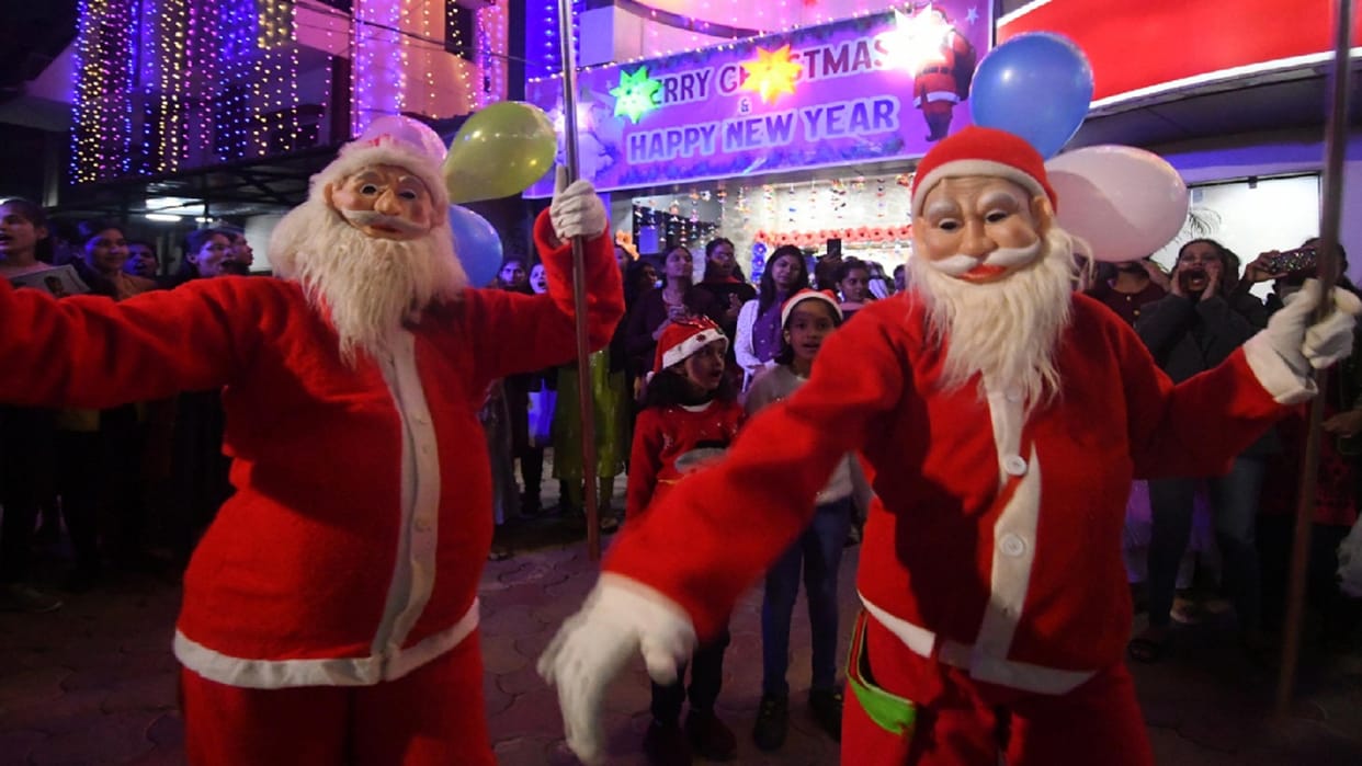 Happy Christmas Day: The light of love-kindness lit up, Jesus born in the midnight cowshed