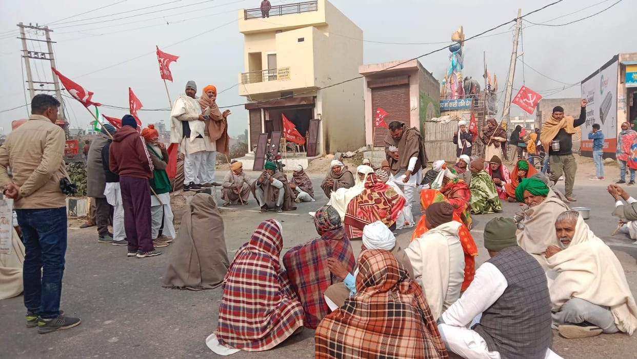 Farmers blocked Karnal road for one hour demanding increase in sugarcane prices