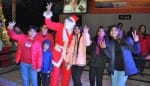 39....  क्रिसमस डे के अवसर पर मानव सेवा संघ के सामने सांता के साथ डांस करती युवतियां। संवाद