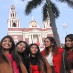 क्रिसमस के मौके पर सेल्फी लेकर खुशियां मनातीं युवतियां