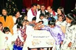मेथोडिस्ट चर्च में बच्चों के साथ केक काटते पादरी अशोक श्रेष्ठा।