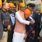 शिवराज सिंह चौहान ने भोपाल में गुरुद्वारे में आयोजित समारोह के दौरान बच्चे को गले लगा लिया।