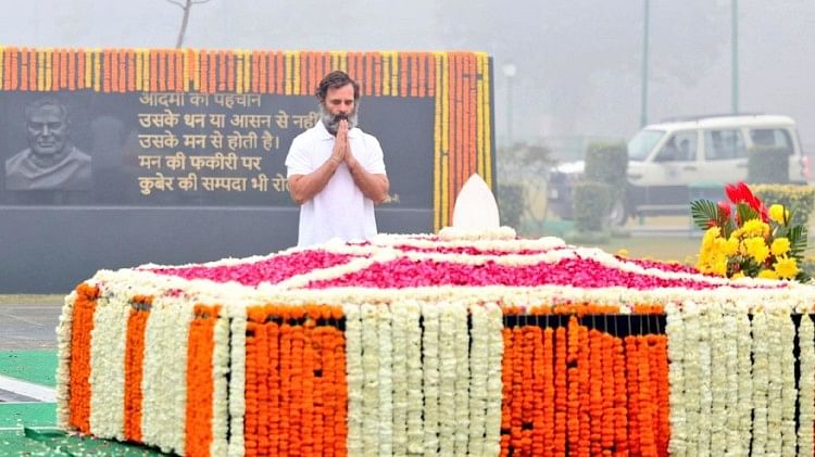 Congress During The Break Of Bharat Jodo Yatra Rahul Gandhi Paying Tribute To Eminent 7385