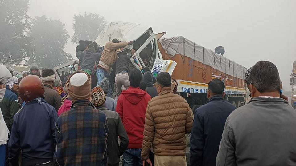 Trailer rammed into trailer chase on Agra-Jaipur highway driver-operator stranded for two hours in agra