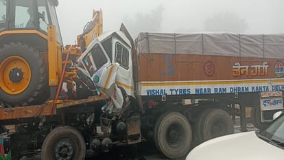 Trailer rammed into trailer chase on Agra-Jaipur highway driver-operator stranded for two hours in agra