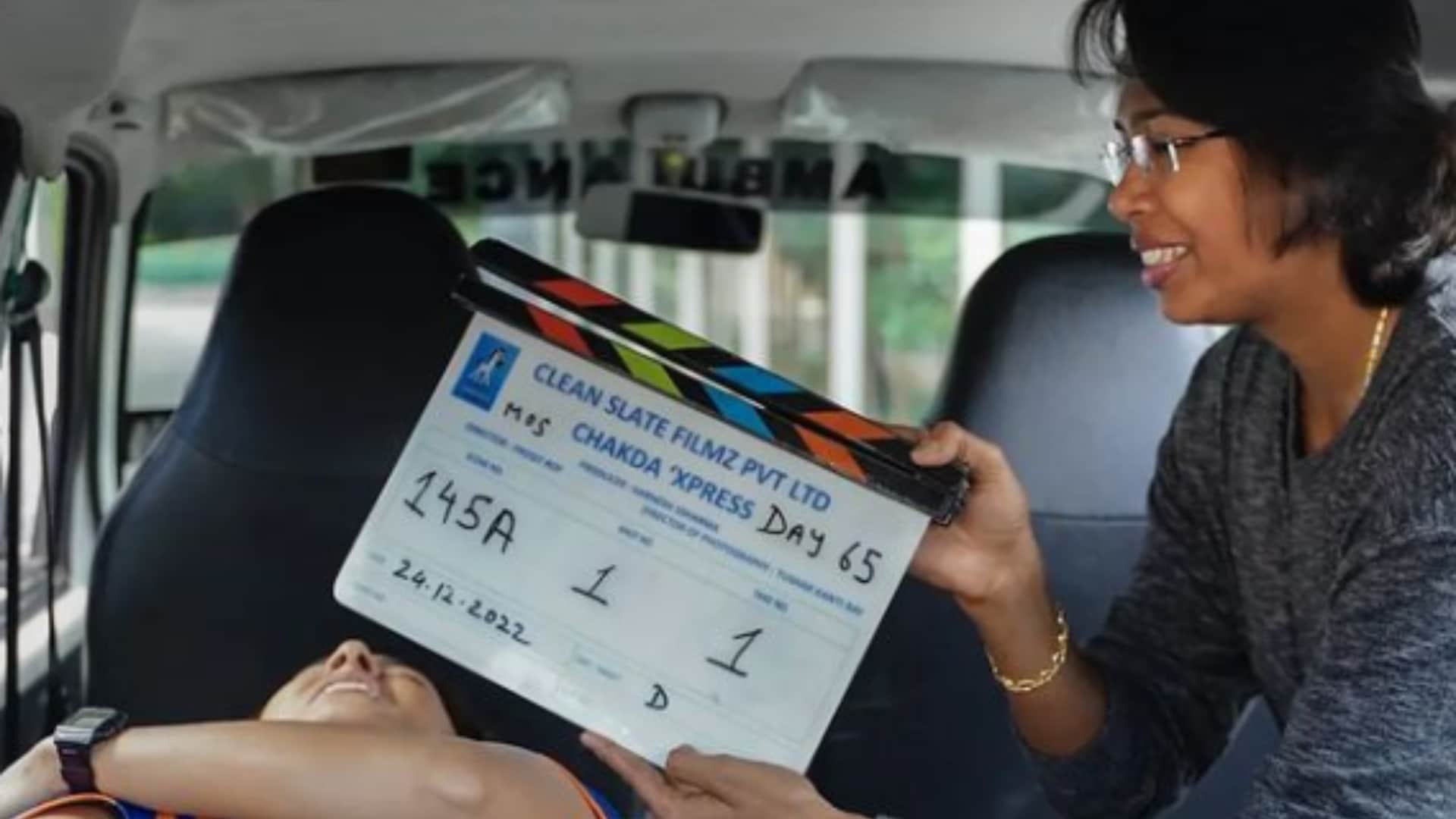 Anushka Sharma Wraps up chakda express shooting cuts cake with Jhulan Goswami on the sets of film