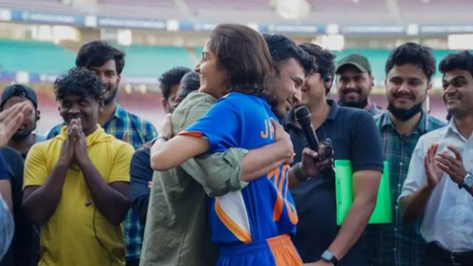 Anushka Sharma Wraps up chakda express shooting cuts cake with Jhulan Goswami on the sets of film