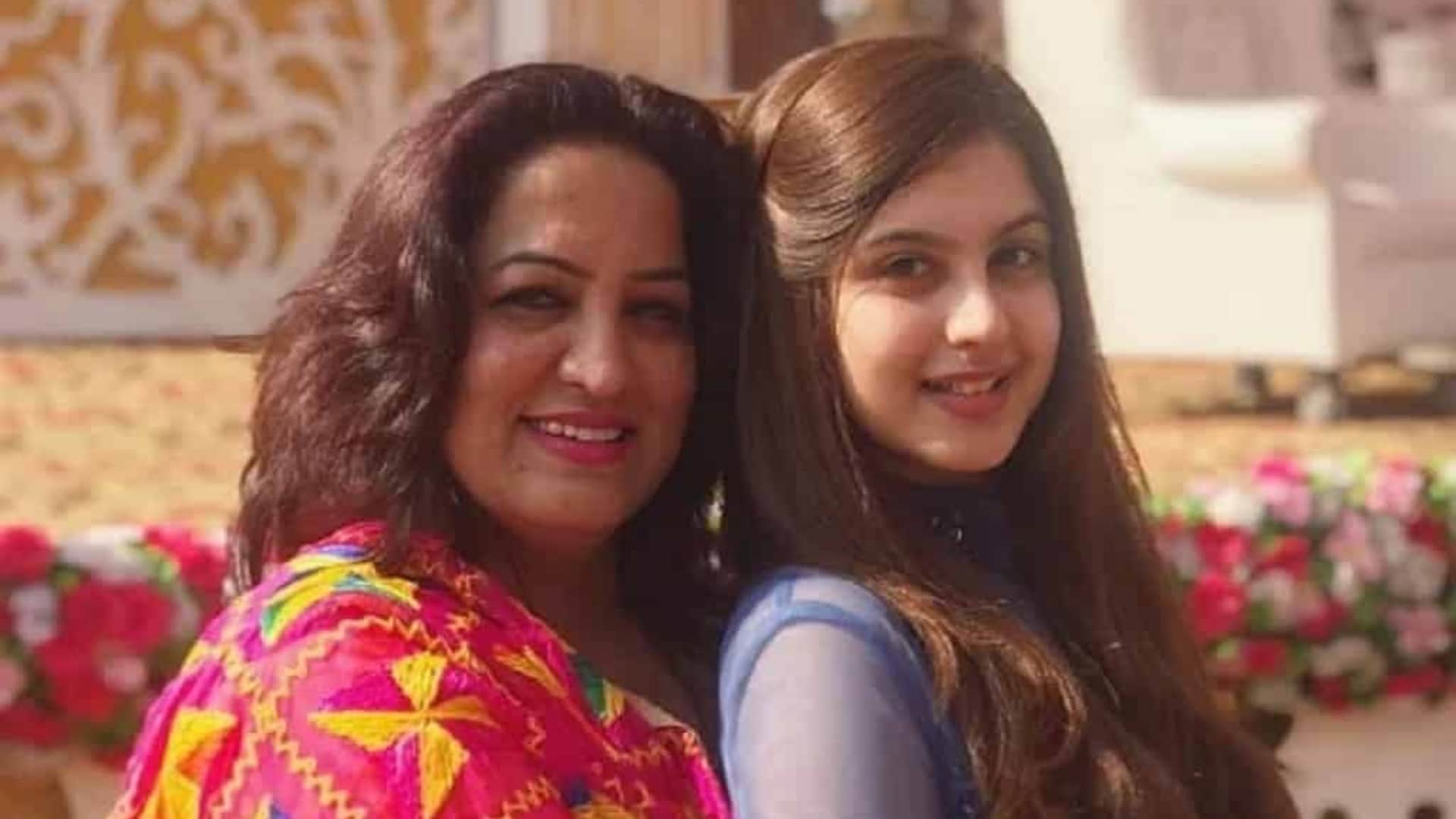 Tunisha Sharma Mother clearly denies Sheezan khan family allegation said she did not Strangling her daughter n