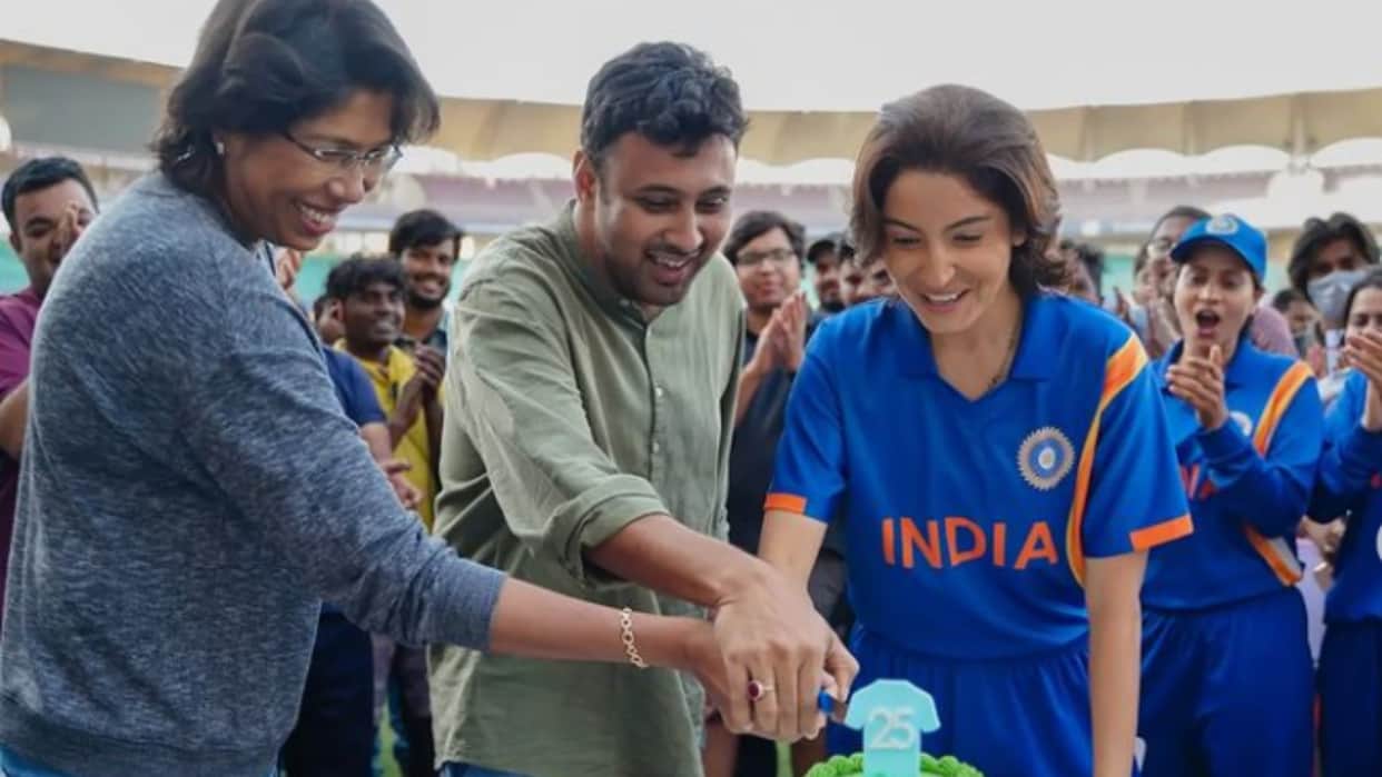Anushka Sharma Wraps up chakda express shooting cuts cake with Jhulan Goswami on the sets of film