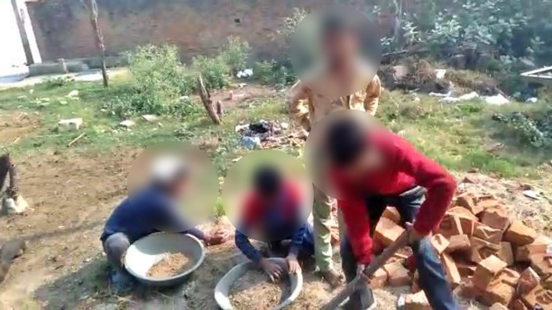 बच्चों से मजदूरी करवाई जा रही