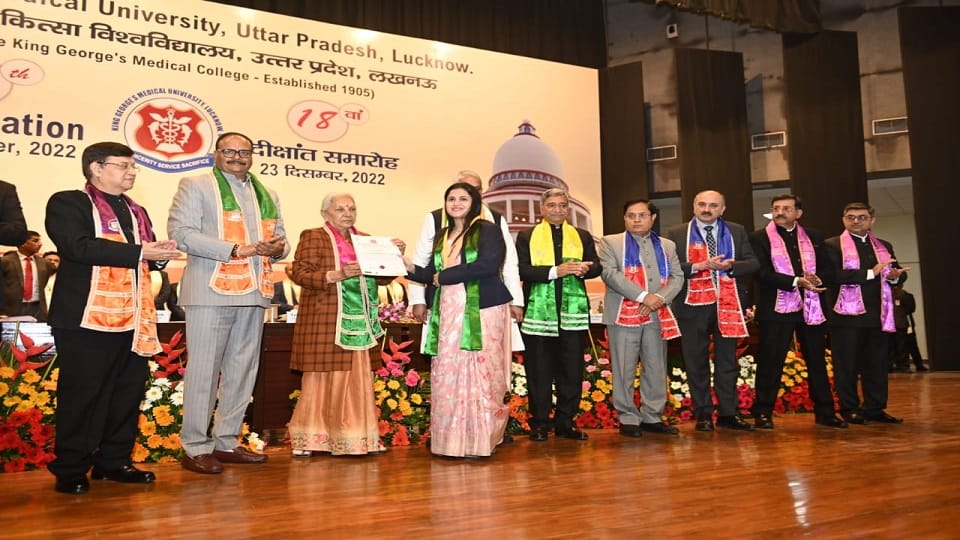 Varanasi Daughter and KGMU Student Doctor Shubham Singh Becomes Doctor, Gold Medalist