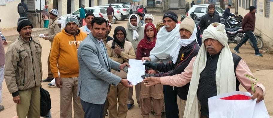 Chowkidars protested and handed over memorandum to SDM in the name of Chief Minister