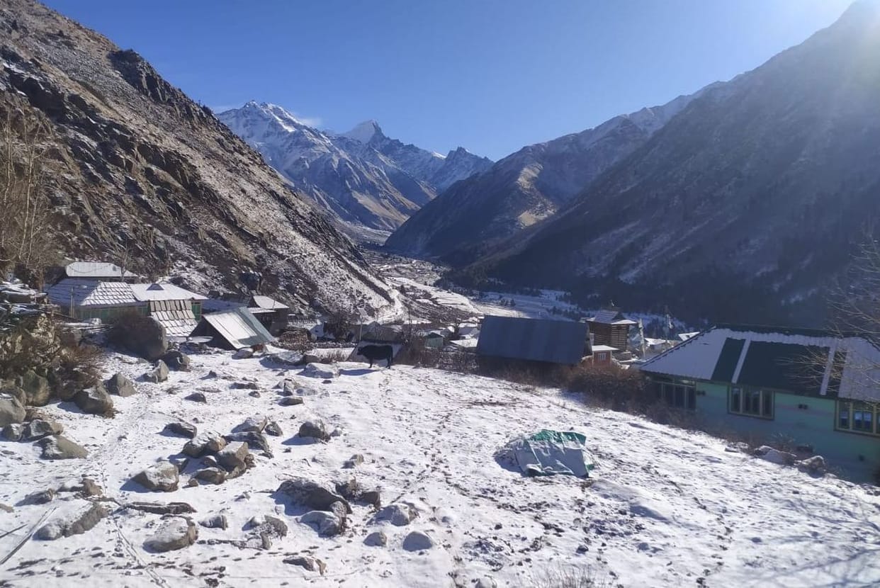 Snowfall started in the high peaks of Kinnaur, the temperature dropped to minus two degrees