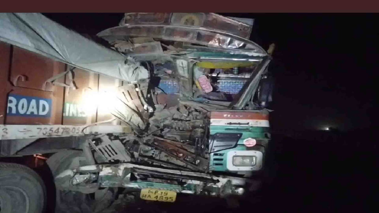 Hamirpur: One driver died in collision of three trucks on Bundelkhand Expressway