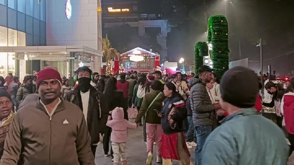 Christmas Celebration 2022 Huge crowd in dehradun mall 70 percent hotels book in mussoorie