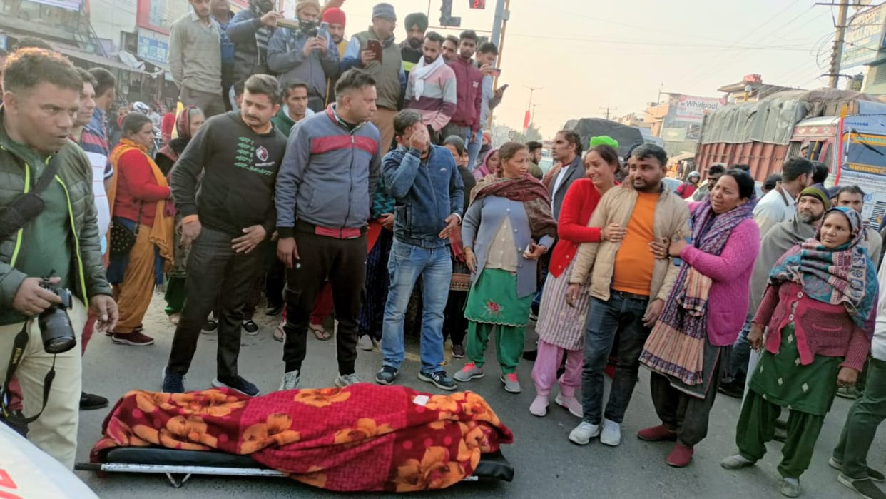 Una News: Kin stage protest with woman body at red light chowk Una Himachal Pradesh