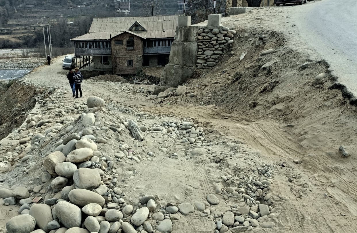 Bakhirna bridge built by spending 16 crores, movement of vehicles could not start