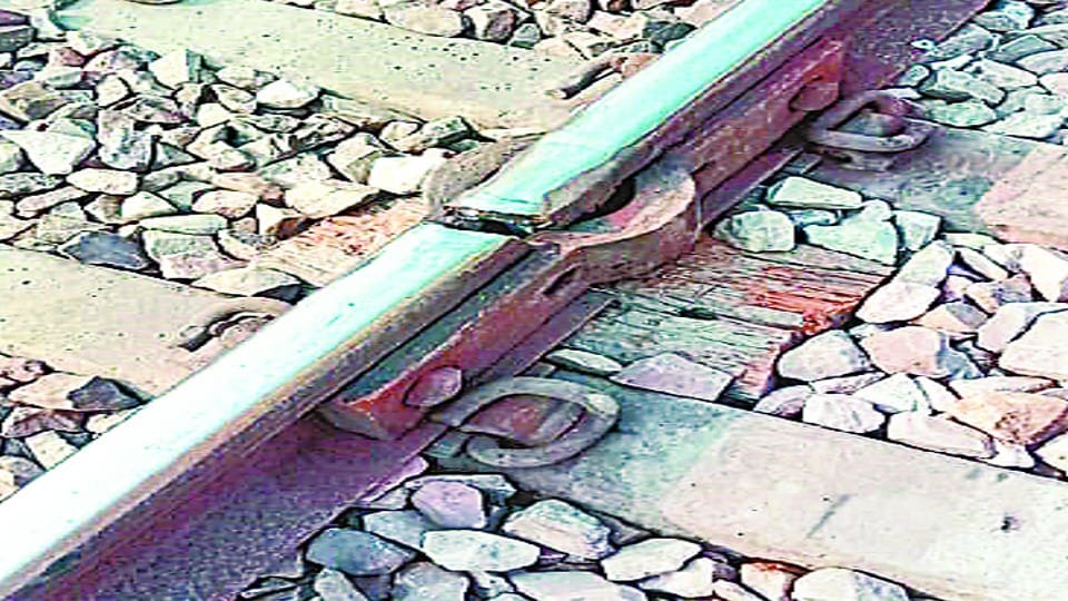 railway tracks cracked due to cold in Agra