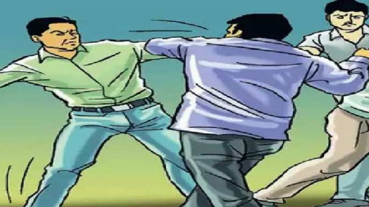 Outside the trauma center in Singrauli, a young man was taken hostage and beaten with slippers video of went