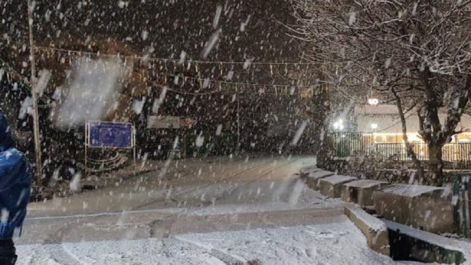 Jammu Kashmir: Season first snowfall in Pahalgam, tourists throng Gulmarg