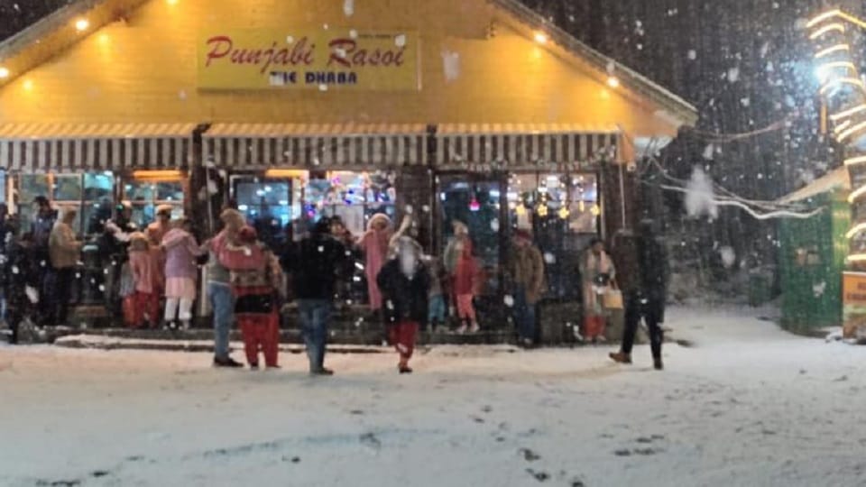 Jammu Kashmir: Season first snowfall in Pahalgam, tourists throng Gulmarg