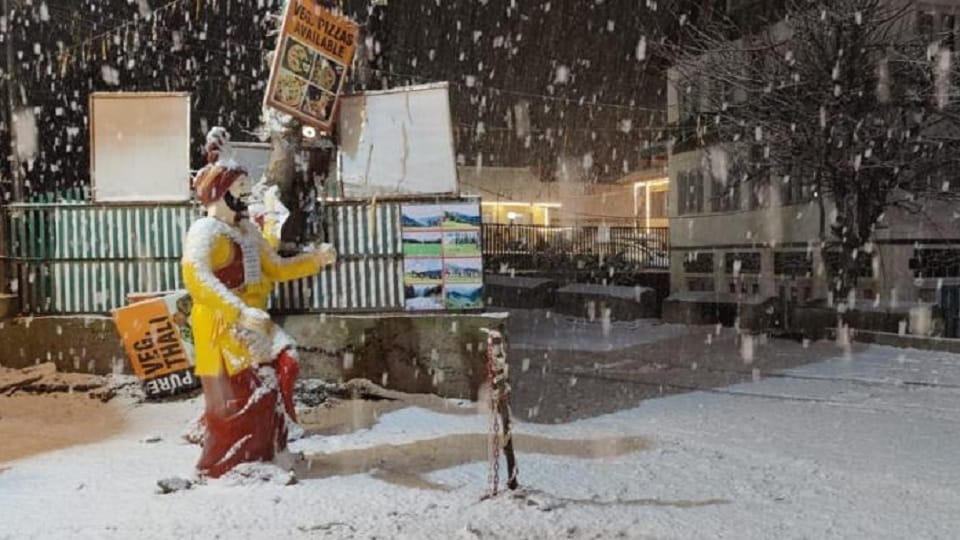 Jammu Kashmir: Season first snowfall in Pahalgam, tourists throng Gulmarg