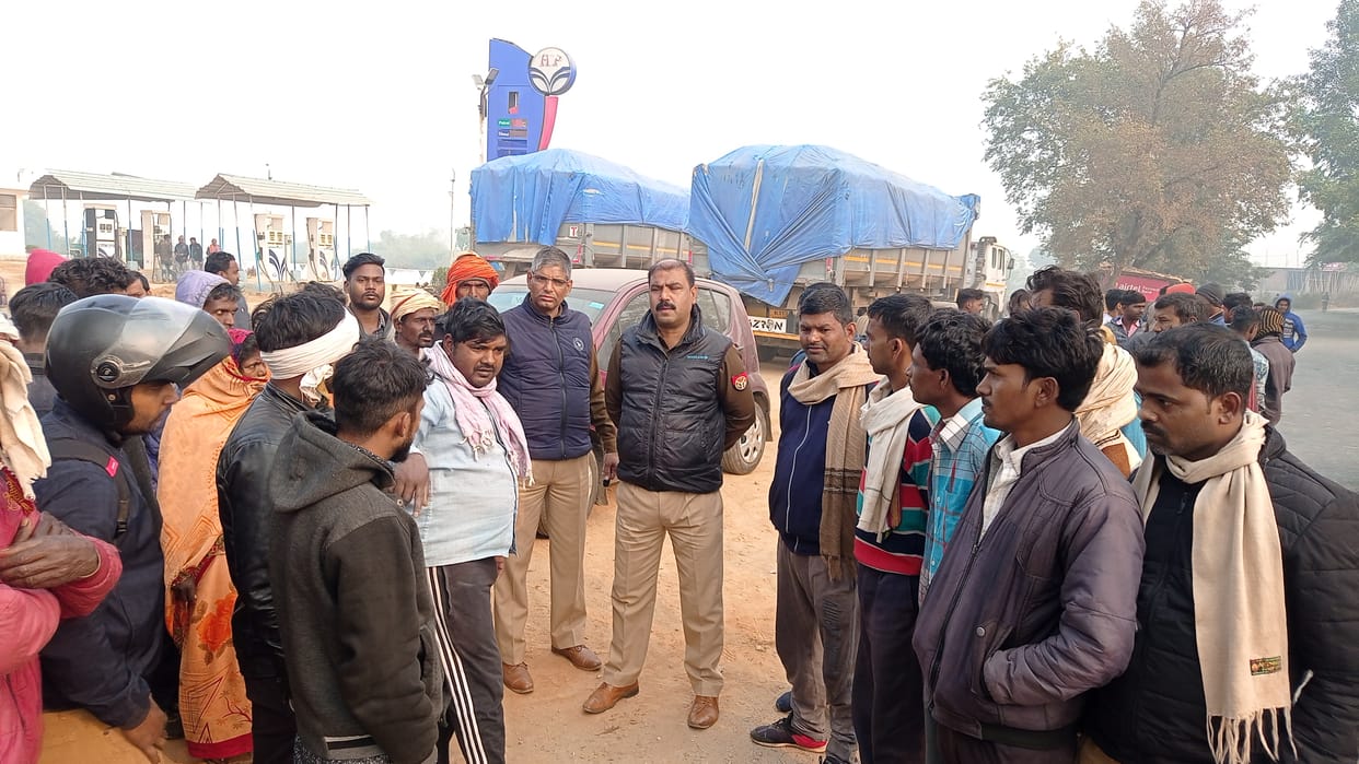 Road accident in sonbhadra Youth riding bike dies due to hit trailer