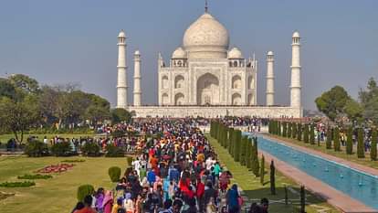 Taj Mahal should be opened for tourists till 10 pm at Night