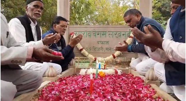 Umrao Jaan was buried in this cemetery of varanasi  people read Fatiha on death anniversary