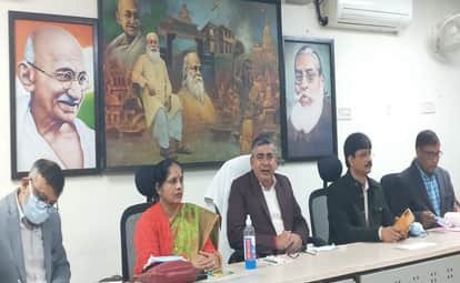 काशी विद्यापीठ में प्रेस वार्ता करते  कुलपति प्रो. आनंद कुमार त्यागी