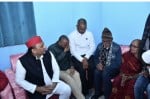 दिवंगत सपा नेता सुरेंद्र मौखरी के परिजनों को सांत्वना देते सपा अध्यक्ष अखिलेश यादव।