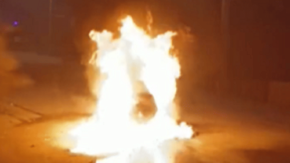 Truck burnt after hitting electricity pole in agra