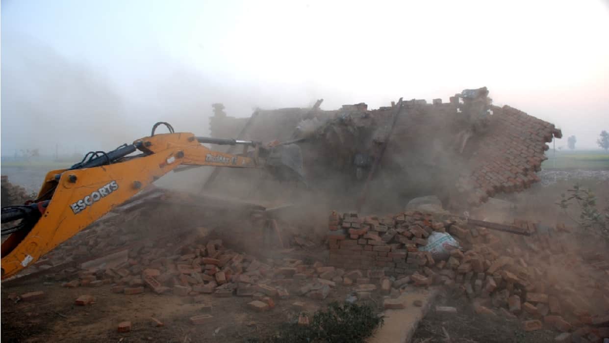 Baghpat: The police demolished the houses in the cemetery by running a bulldozer and see photos