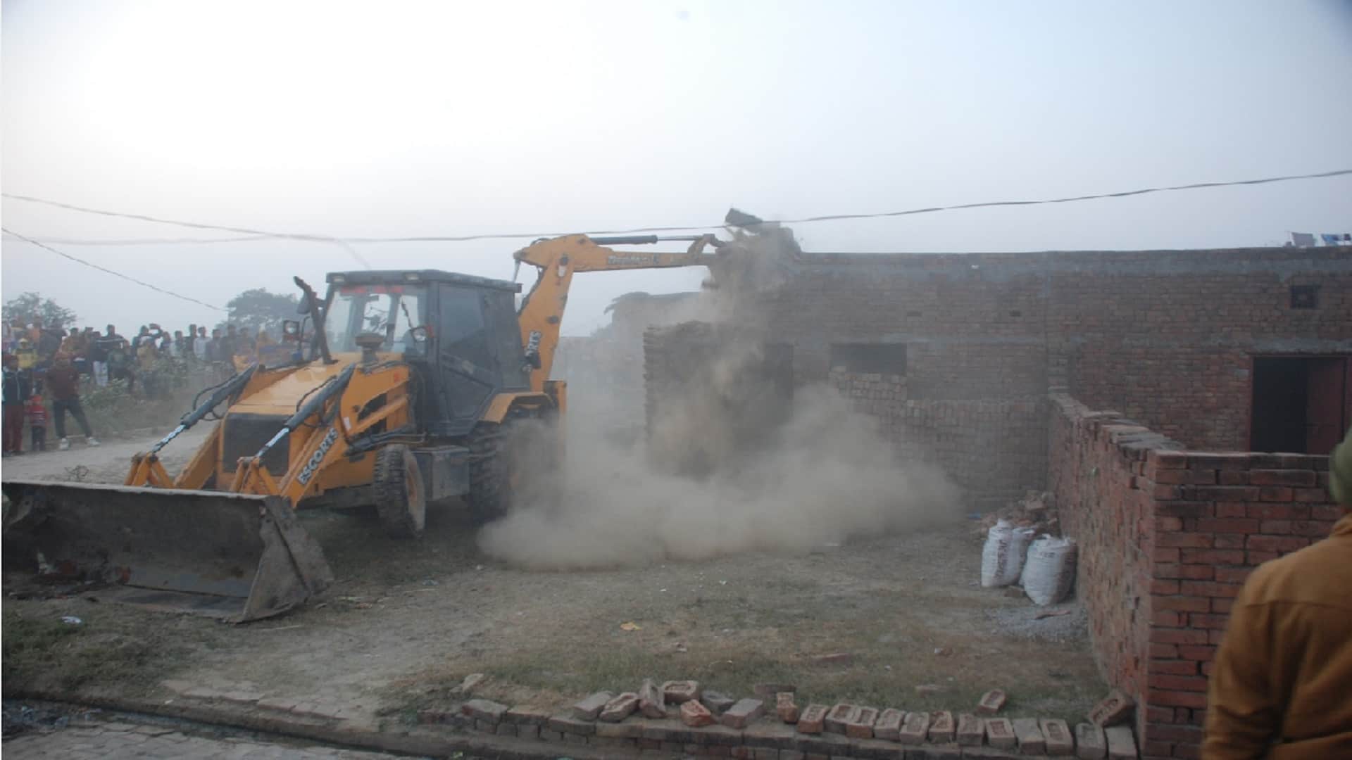 Baghpat: The police demolished the houses in the cemetery by running a bulldozer and see photos