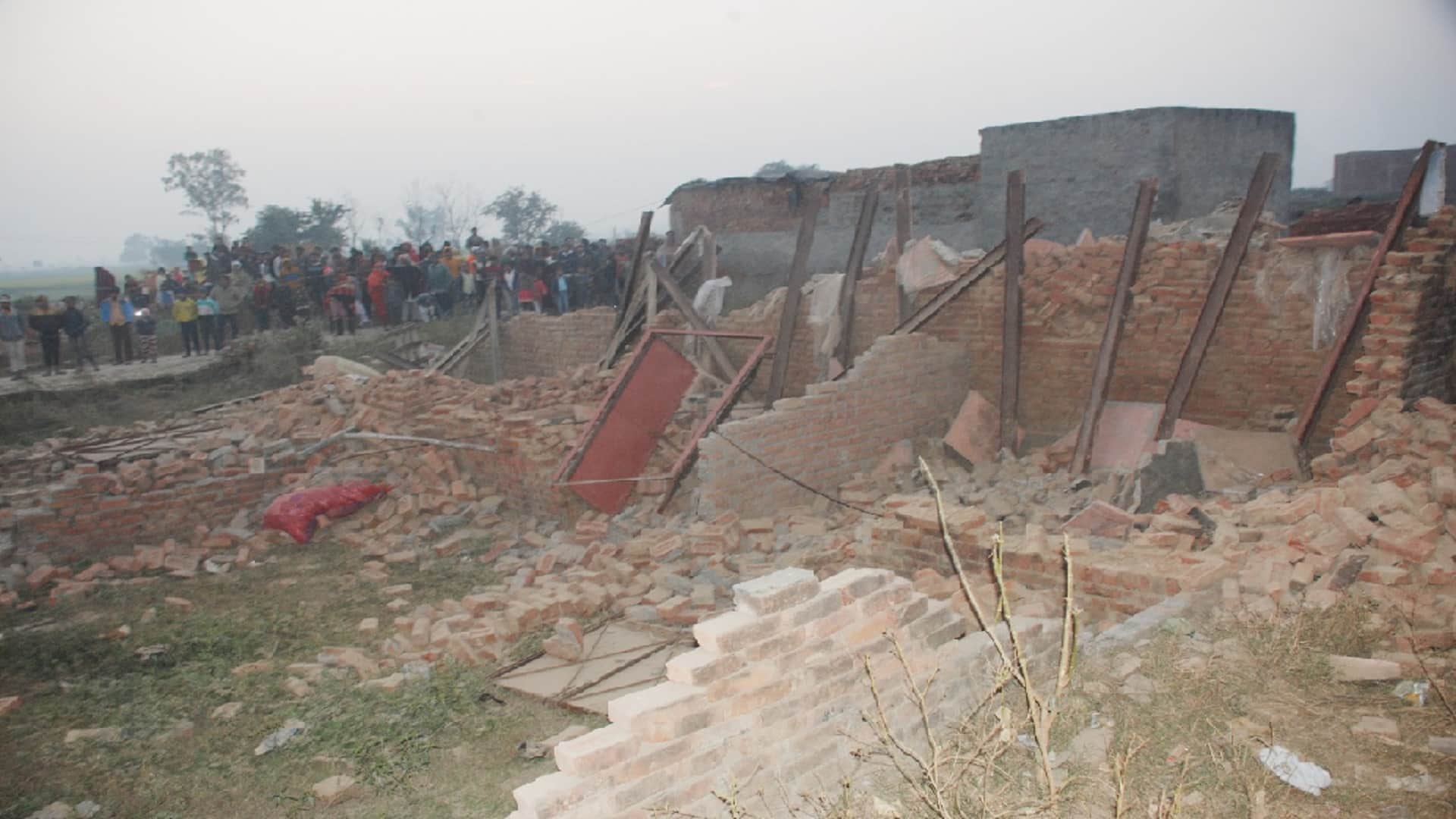 Baghpat: The police demolished the houses in the cemetery by running a bulldozer and see photos
