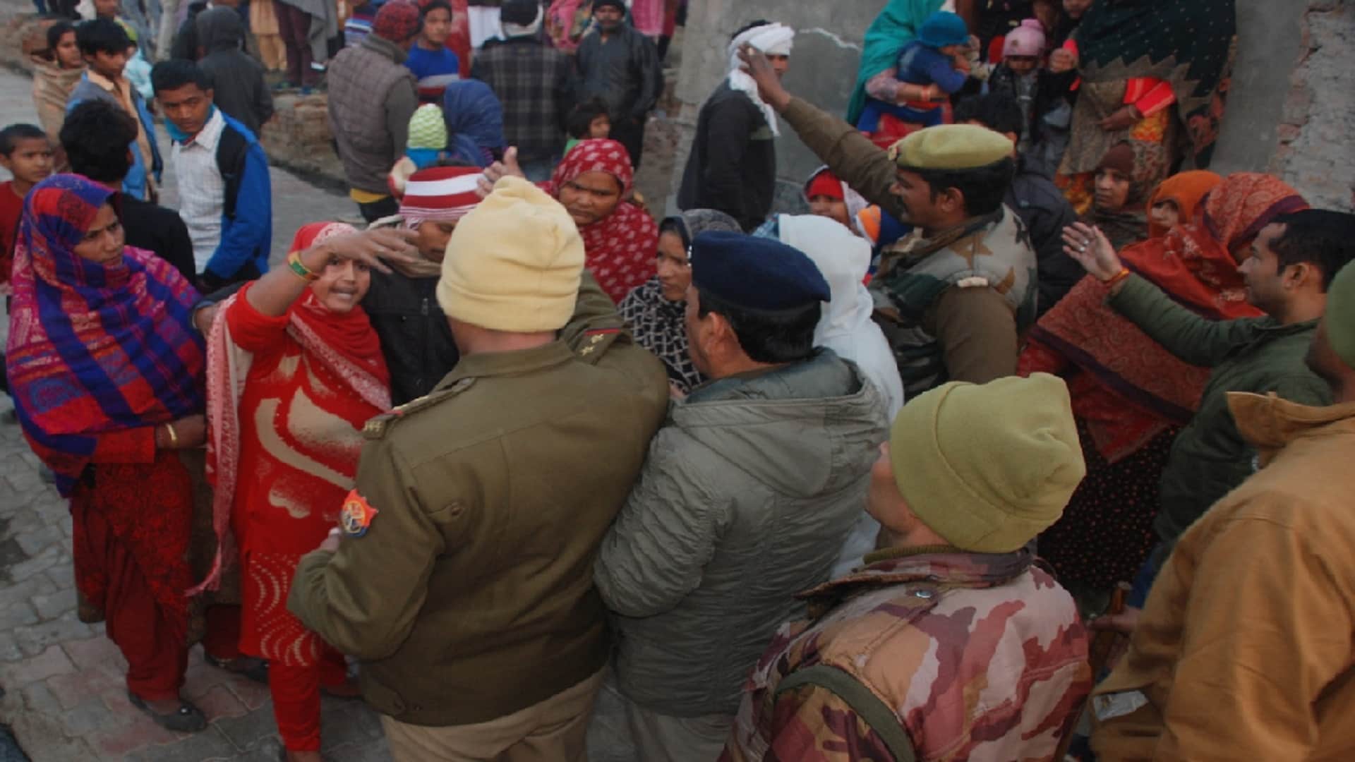 Baghpat: The police demolished the houses in the cemetery by running a bulldozer and see photos