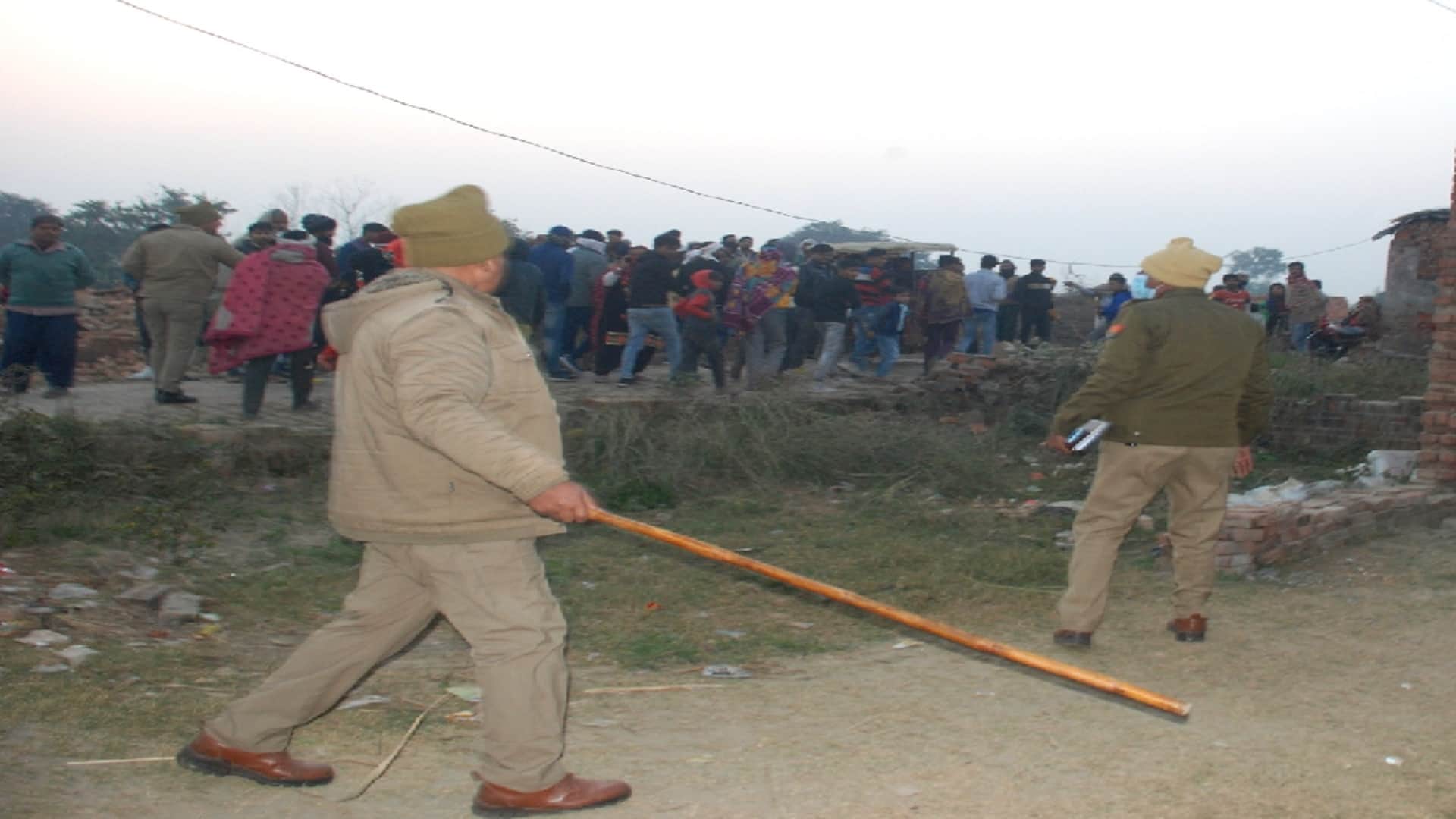 Baghpat: The police demolished the houses in the cemetery by running a bulldozer and see photos