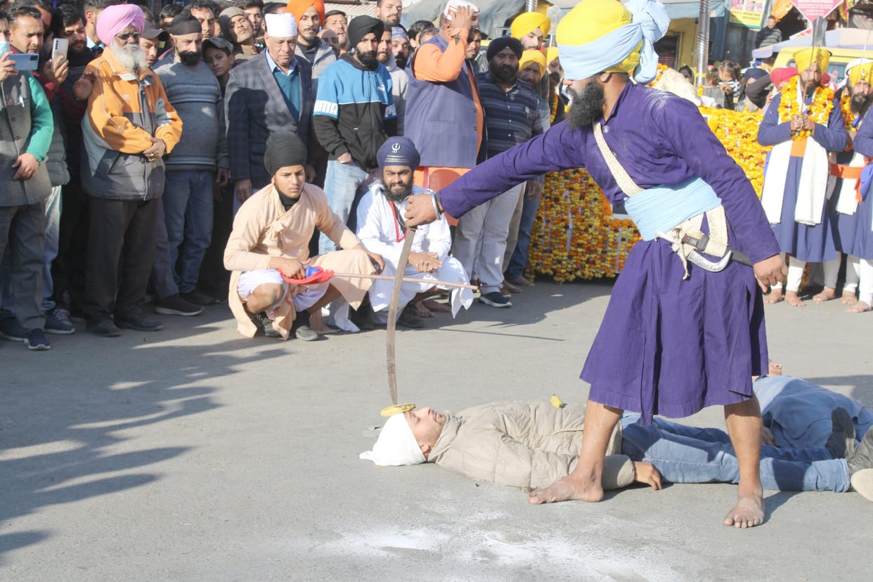 Gatka artistes showed amazing stunts in the procession