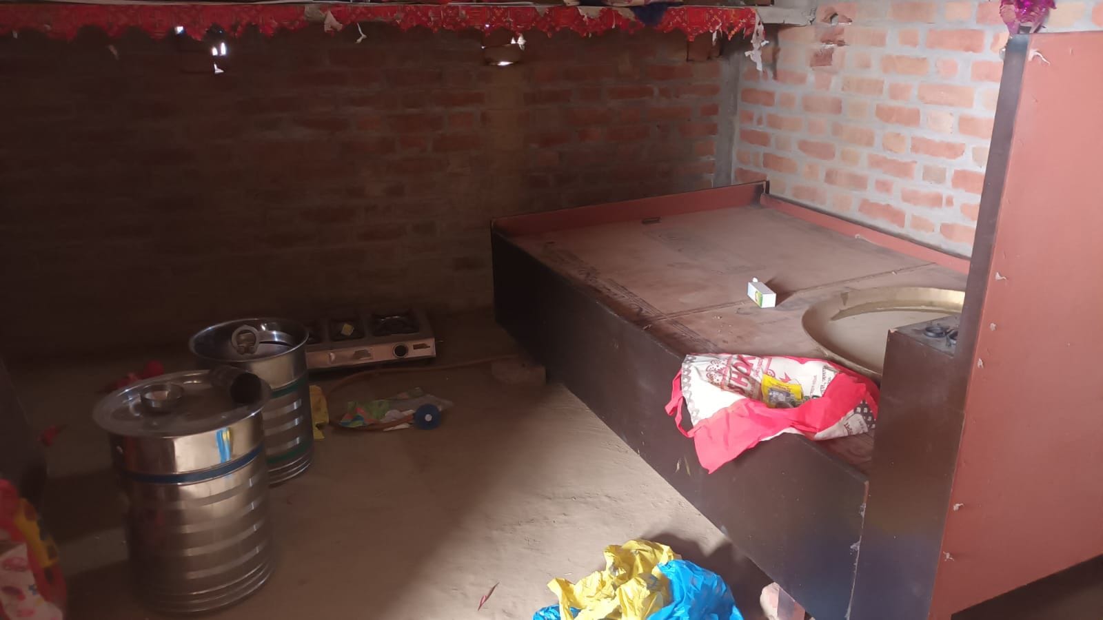Thieves stole goods by breaking the lock of the house