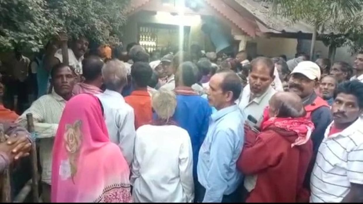 farmers protest outside bank due to paddy amount in janjgir-champa