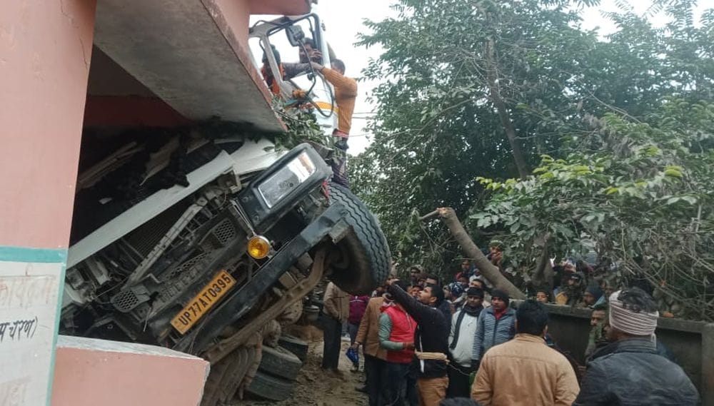 accident,road,gonda,truck