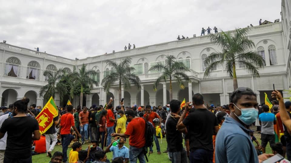 22 painful pictures of the year 2022: Children's clothes on the grave made people cry, top pictures of 2022