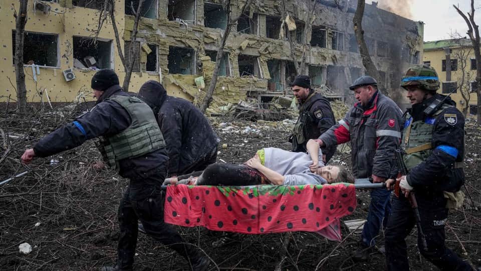 22 painful pictures of the year 2022: Children's clothes on the grave made people cry, top pictures of 2022