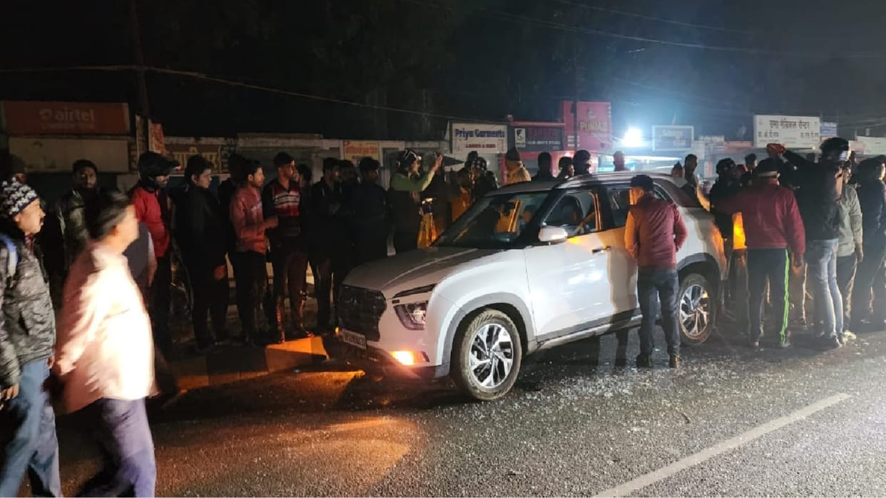 Uncontrolled car collided with four vehicles in Gorakhpur three injured