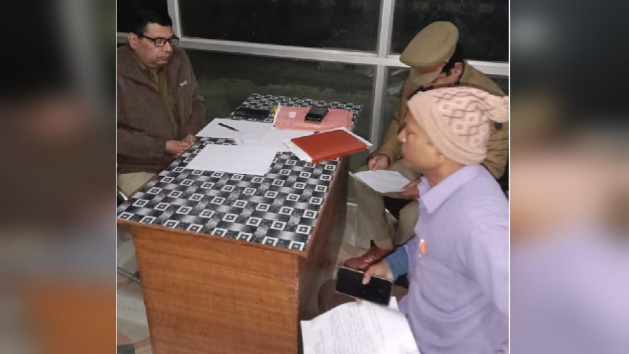 32 thousand looted by stabbing son of public service center operator