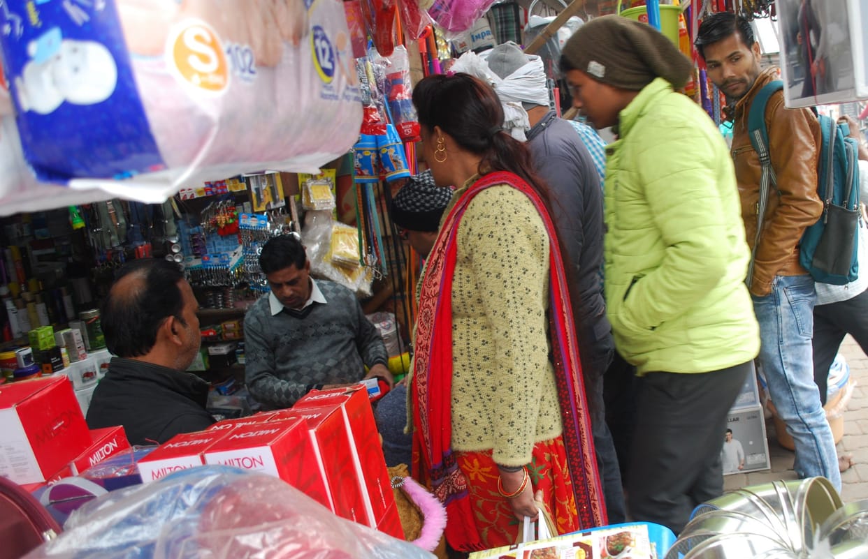 Woolen clothes market warms up due to increasing cold in Hathras