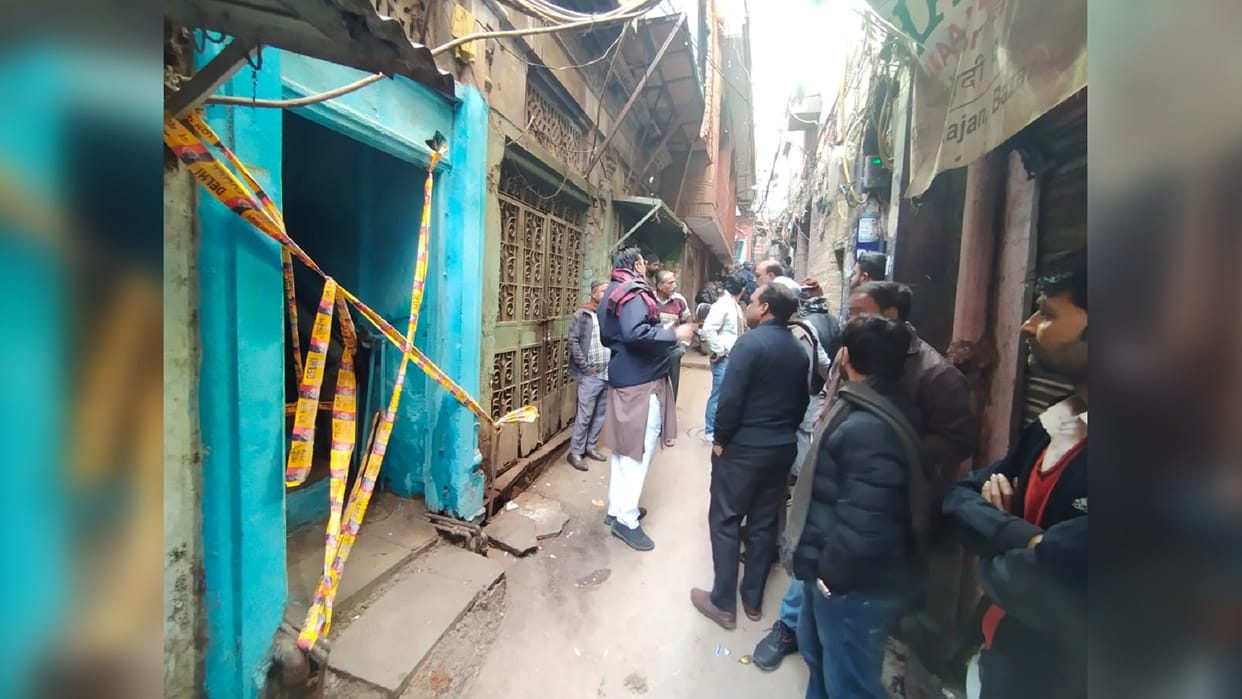 Delhi News: roof of house collapsed in Chandni Mahal area, six people were buried, mother and son died