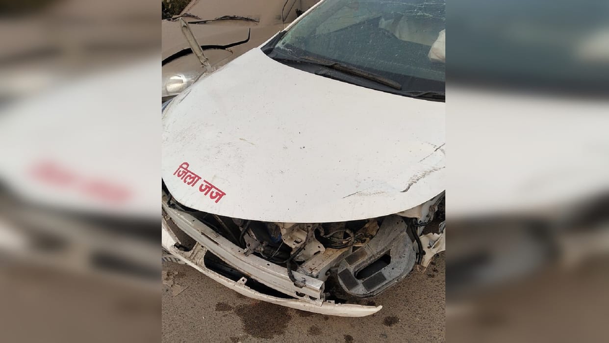 Noida: Bike riding delivery boy dies after colliding with district judge's car